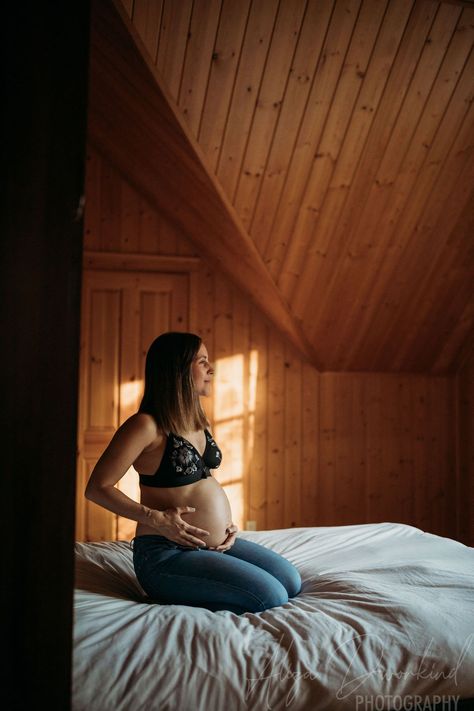 Cabin Maternity Shoot, Cabin Maternity Photos, Diana Photoshoot, Winter Maternity Photoshoot, Quebec Wedding, Family Baby Announcement, Cozy Winter Cabin, Mama Photo, Intimate Maternity