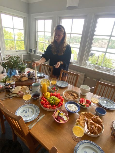 #brunch #food #friends #stockholmstil #breakfeast Brunch Friends Aesthetic, Brunch Sleepover, Brunch Aesthetic Friends, Sunday Brunch Aesthetic, Group Breakfast, Brunch Friends, Friends Breakfast, Friends Brunch, Apartment Party