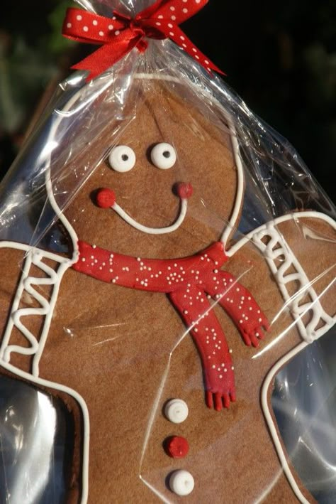 So how about a Giant Gingerbread Man? These seem to be everywhere this Christmas and with a price tag of £5-6.00 I thought for Day 4 of The Pink Whisk Christmas we'd make our own! To make 2 Giant Gingerbread Men, you will need: 1 x Quantity of Gingerbread Dough recipe here Royal icing Red gel paste colouring Piping bag and no. 3 piping nozzle Mini silver or pearl dragees (sprinkles!) Squeezy bottle Black edible pen Links to The Pink Whisk Shop/Amazon Print off the giant gingerbread man templ... Gingerbread Dough Recipe, Giant Gingerbread Man, Gingerbread Man Cookie Recipe, Gingerbread Man Template, Summer Sugar Cookies, Christmas Cookie Party, Gingerbread Dough, Cookie Pictures, Giant Cookie