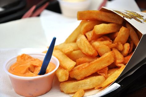 Belgian Fries Recipe, Belgian Fries, Belgian Food, French Fried Potatoes, Quick Service Restaurant, Fries Recipe, Breakfast Potatoes, Fries In The Oven, Spicy Sauce