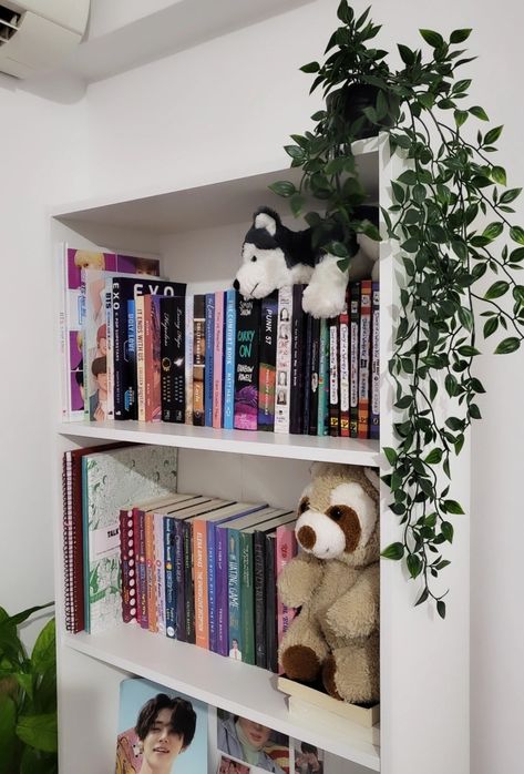 Teddy Shelf, Bear Shelf, White Shelf, Decoration Aesthetic, Plant Book, White Books, White Shelves, Bear Decor, Apartment Inspiration