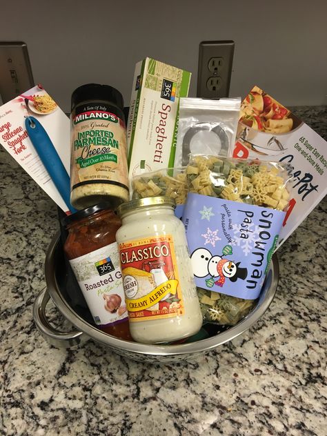 Pasta Christmas gift basket from my sister Cheap Christmas Basket Ideas, Meal Basket Gift Ideas, Pizza Gift Basket Ideas, Cooking Gift Basket Ideas, Pasta Gift Basket Ideas, Pizza Gift Basket, Pasta Gift Basket, Cooking Gifts Basket, Dinner Gift Basket