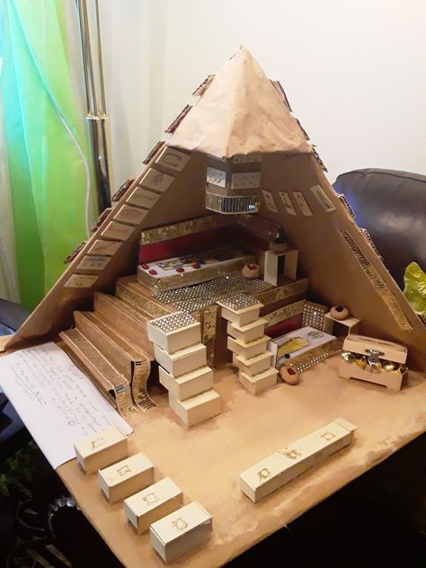 Diy Egyptian Pyramid School Projects, Pyramid Of Giza Project, Egyptian Pyramid Project, Egypt Diorama, Ancient Egypt Crafts Projects, Pyramid Project Ideas, Pyramid School Project, Pyramid Project, Ancient Egypt Crafts