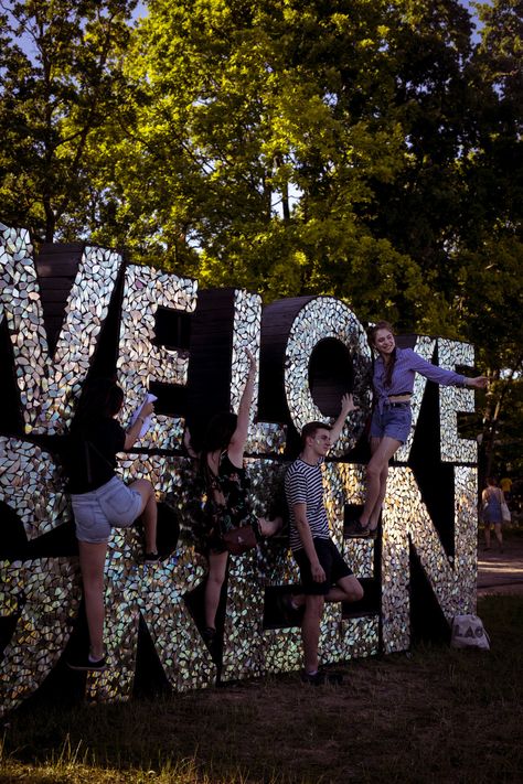 The We Love Green Festival held in Paris, France is an eco friendly music festival. They are committed to having a music festival where today’s environmental issues lie at the heart of the event. Their aim is to raise public awareness on the issues, hoping to have an impact that changes peoples’ habits. The We Love Green Festival hopes they can spread economical, social and solidarity values through music. Festival Photo Opportunity, Sustainable Event Design, Music Festival Ideas, Festival Art Installation, Music Festival Decorations, Festival Activations, Festival Signage, Camp Signage, Festival Installation