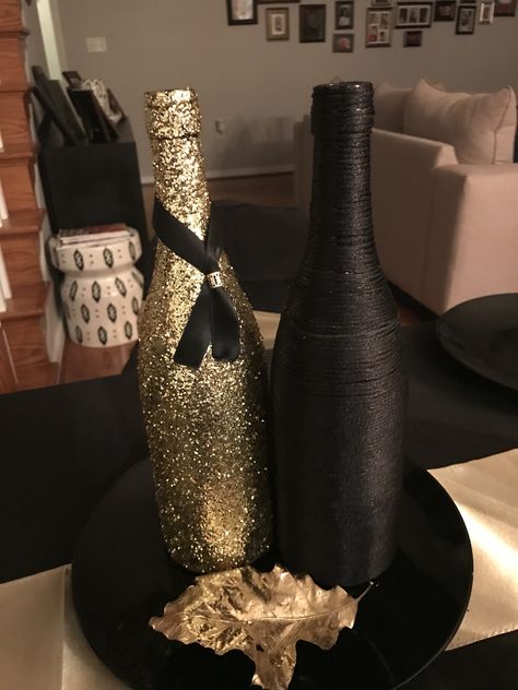 Spray Painted Wine Bottles, Upcycled Wine Bottles, Spray Painted Bottles, Bedazzled Liquor Bottles, Gatsby Party Decorations, Wine Bottle Centerpieces, Harlem Nights, Gold Bottles, Decorated Wine Glasses