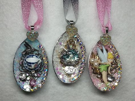 HappyBird's Glitter Nest........The "tweet" spot!: DIY~Gorgeous Sparkly Plastic Spoon Ornaments From ... Spoon Projects, Fork Crafts, Plastic Spoon Crafts, Bottlebrush Trees, Vintage Upcycle, Spoon Ornaments, Prayer Inspiration, Altered Jewelry, Silverware Crafts