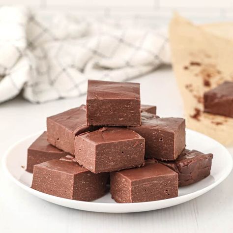 Easy 5 Minute Microwave Fudge - Lana's Cooking Chinese Chews, Microwave Fudge Recipe, Milk Chocolate Fudge, Easy Fudge, Nutella Fudge, Traditional Bar, Microwave Fudge, White Chocolate Fudge, Fudge Recipes Easy