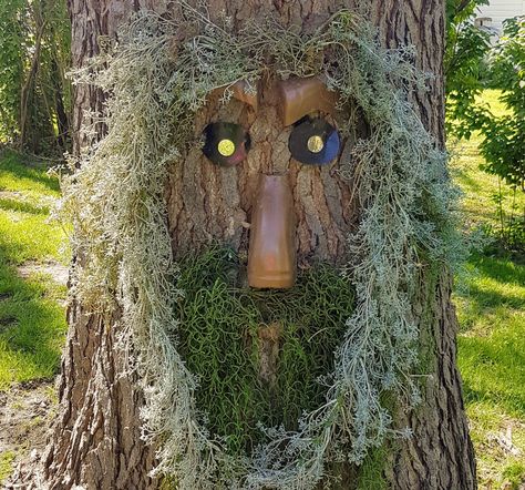 Diy Tree Faces, Diy Tree Face, Halloween Land, Simple Expressions, Forest People, Art Intervention, Natural Objects, Play Garden, Family Nature