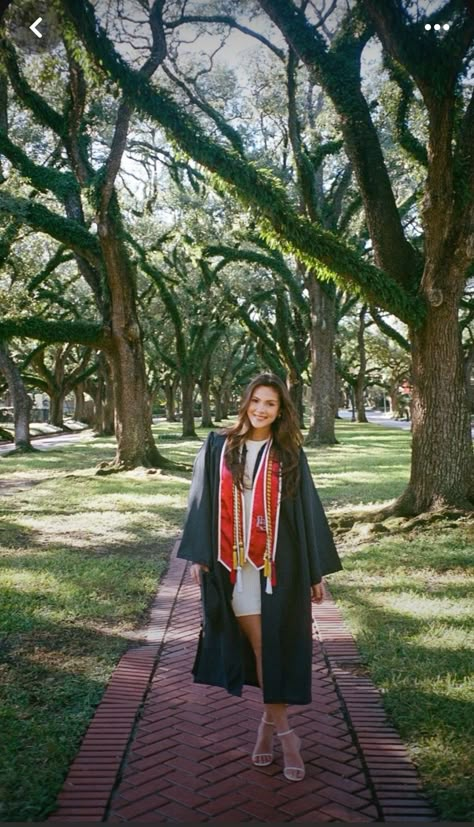 Film Grad Photos, Graduation Pictures Nature, Graduation Aesthetic Pictures, College Graduation Pictures With Friends, College Grad Outfit, College Portraits, University Graduation Outfit, Grad Fits, Graduation Pose