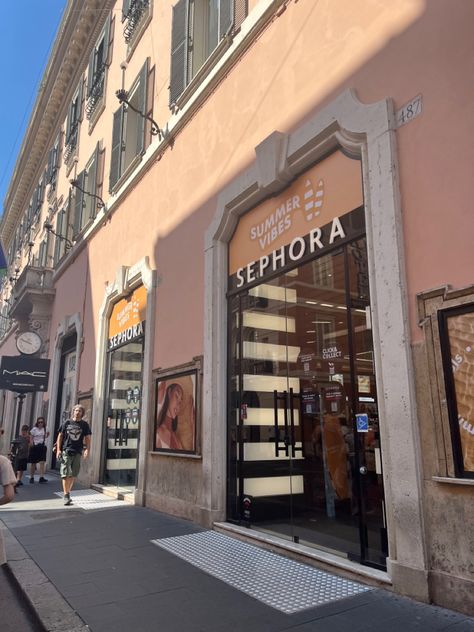 #sephora #rome #roma #italy #sephoraitaly #makeup #travel Shopping In Rome, Rome Shopping, Shopping In Italy, Italian Summer, Rome Italy, Sephora, Rome, Disneyland, Shopping Outfit