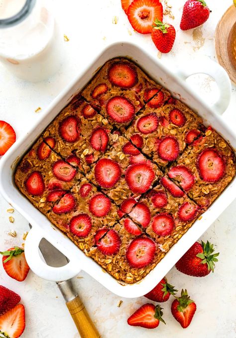 Strawberry Baked Oatmeal Strawberry Baked Oatmeal, Strawberries And Cream Oatmeal, Baked Oatmeal Healthy, Banana Baked Oatmeal, Fresh Strawberry Recipes, Strawberry Breakfast, Cookie Cookbook, Strawberry Oatmeal, Breakfast Ingredients