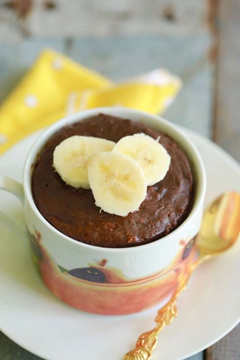 1 Minute Chocolate Banana Mug Cake - Make this cake in the Microwave in MINUTES! Chocolate Banana Mug Cake, Banana Mug Cake, Banana Cake Recipes, Mug Desserts, Cup Recipes, Easy Mug Cake, Mug Meals, Protein Mug Cakes, Chocolate Banana Cake