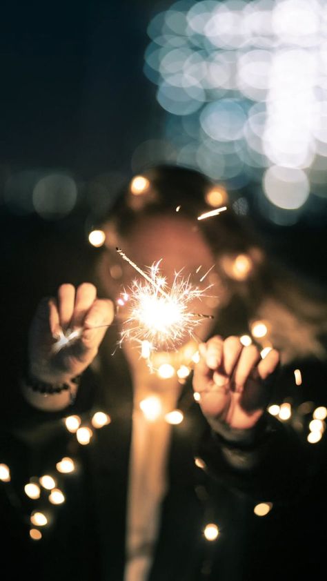 Fairy Light Photography, Sparkler Photography, Diwali Photography, Diwali Photos, Cute Birthday Pictures, Creative Photography Techniques, Instagram Ideas Photography, Portrait Photography Poses, Trik Fotografi