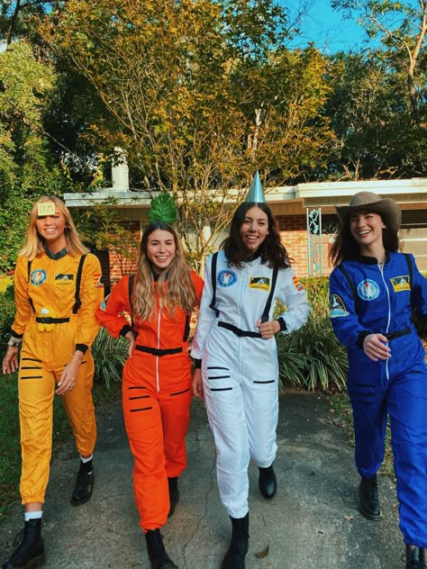 Among Us Group Costume, Space Group Costume, Among Us Halloween Costume Diy, Amongus Costume, Halloween Space Costumes, 6 People Costume Ideas, Costume Ideas For 4 People, Costume For 4 People Group, Among Us Halloween Costume