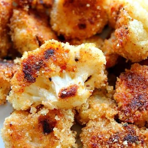 This Roasted Garlic Parmesan Cauliflower recipe makes crispy cauliflower bites with garlic Parmesan breading. They are baked in the oven instead of fried. It's bound to become your favorite vegetable side dish! Garlic Parmesan Cauliflower, Crispy Cauliflower Bites, Cauliflower Parmesan, Crispy Cauliflower, Parmesan Cauliflower, Parmesan Crisps, Roasted Vegetable Recipes, Cauliflower Recipe, Cauliflower Bites