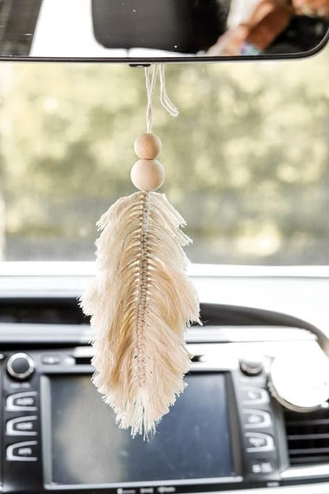 Car Rear View Mirror Decor, Boho Crafts Diy, Rear View Mirror Decor, Macrame Patterns Tutorials, Macrame Ideas, Macrame Decor, Yarn Diy, Macrame Knots, Boho Diy