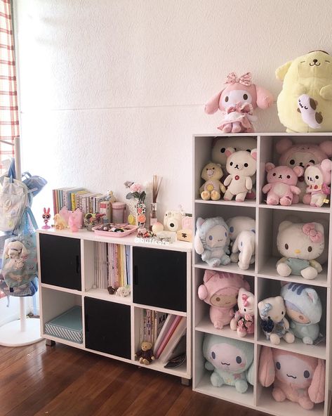 Plushie Storage Ideas, Bedroom Sanrio, Plushie Storage, Asian Room, Otaku Room, Cosy Bedroom, Storage Idea, Kawaii Room Decor, Bedroom Setup