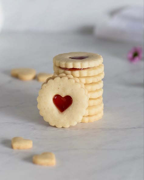 #linzercookies #strawberrylinzercookies #linzercookierecipe #peekaboocokies #jamcookies #shortbreadcookies #thumbprintcookies #raspberrylinzercookies #baking #cookiebox Christmas Biscuits Recipe, Raspberry Linzer Cookies, Linzer Cookies Recipe, Chocolate Tarts Recipe, Jammy Dodgers, Baking Photography, Linzer Cookies, Buttery Biscuits, Low Fodmap Recipes