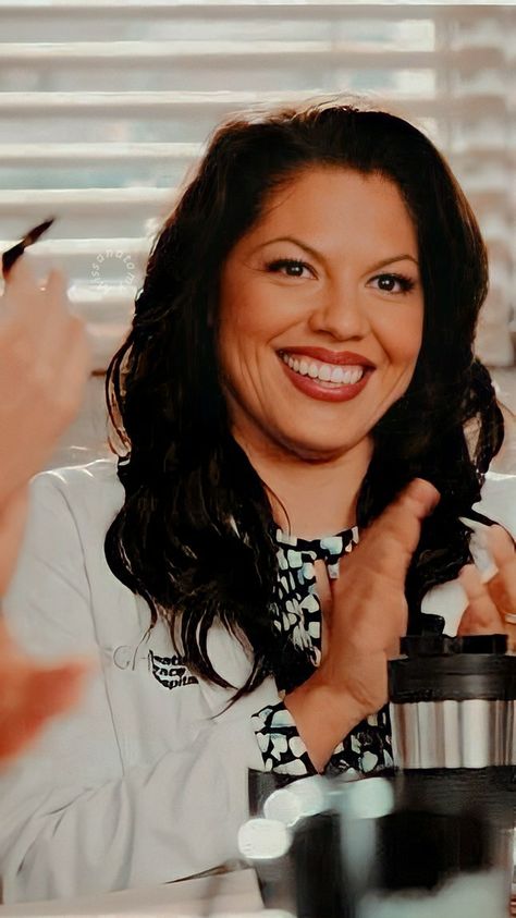 Es un wallpaper de Callie Torres/ Grey's anatomy Callie Torres Aesthetic, Callie Greys Anatomy, Sarah Ramirez, Greys Anatomy Callie, Greys Anatomy Derek, Greys Anatomy Couples, Grey's Anatomy Doctors, Callie Torres, Sara Ramirez