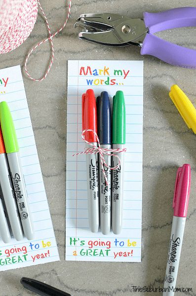 Here are 27 easy back to school teacher gifts. Find the perfect back to school teacher gift ideas here to start the year off right! Everyone will love these first day of school teacher gift ideas. Sharpie Teacher Gift, Inexpensive Teacher Gifts, Easy Teacher Gifts, Teacher Gift Printables, Appreciation Gifts Diy, Teacher Treats, Teacher Appreciation Gifts Diy, Diy Back To School, Teachers Diy