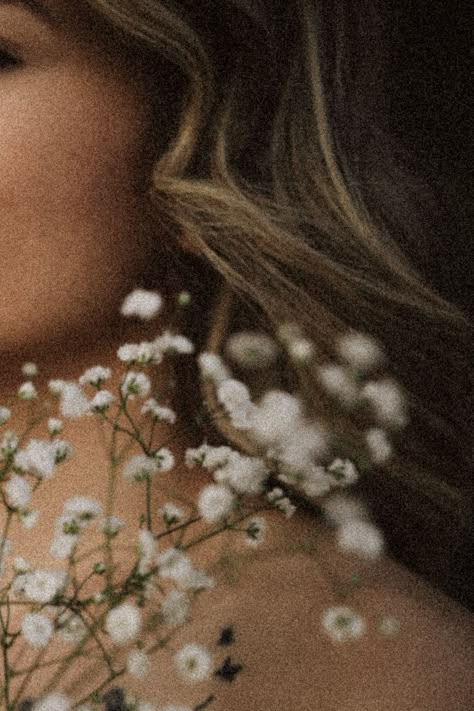 Cropped Photos Aesthetic, Grain Photography Effect, Dreamy Flower Photoshoot, Floral Self Portrait Photography, Self Portrait Photography With Flowers, Backyard Lifestyle Photography, Fall Floral Photoshoot, Women With Flowers Photography, Empower Aesthetic Photography