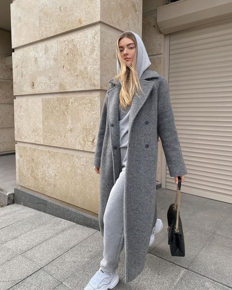 Hoodie And Long Coat, Gray Overcoat Outfit Women, Gray Coat Outfit Winter Style, Long Grey Coat Outfit, Grey Coat Outfit Winter, Winter Outfits For Ladies, Paris Switzerland, Outfit In Winter, Grey Coat Outfit