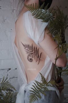 Tattoo On Ribs, Tattoos Fine Line, Fern Tattoo, Shape Tattoo, Muster Tattoos, Botanical Tattoo, Desenho Tattoo, Dream Tattoos, Rib Tattoo