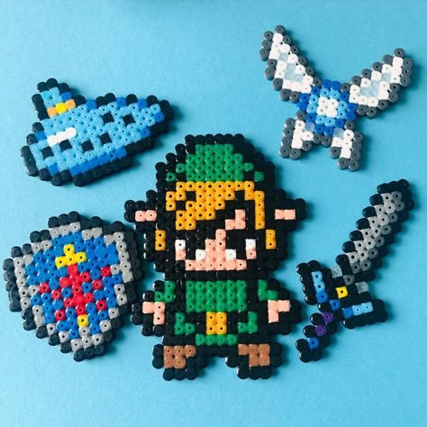 Link Pixel Art, Zelda Pixel Art, Hero Of Time, Perler Bead Designs, Hylian Shield, Perler Beads Ideas, Hama Art, Piskel Art, Pokemon Perler Beads