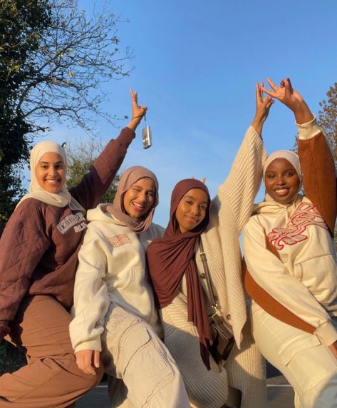 Hijabi Fits, Hijabi Fashion Casual, Hijabi Aesthetic, Muslimah Aesthetic, Muslim Outfits, Cute Friend Photos, Bestie Goals, Hijab Fashion Inspiration, Hijabi Girl