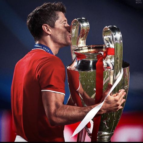 Lewandowski Ballon Dor, Lewandowski Bayern, Karl-heinz Rummenigge, Bayern Munich Wallpapers, Bayer Munich, Champions Of The World, Football Icon, Fc Bayern Munich, Robert Lewandowski