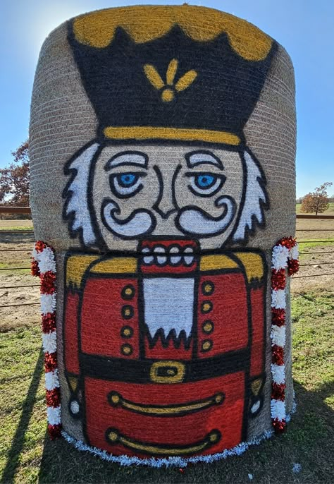 Nutcracker made out of 2 round hay bales Hay Bale Art Round, Hay Bale Decorating Ideas Christmas, Christmas Hay Bale Ideas, Christmas Hay Bale Decor, Christmas Hay Bales, Christmas Hay Bale, Round Hay Bale Decorating Ideas, Haybale Decorating, Hay Bale Decorating Ideas