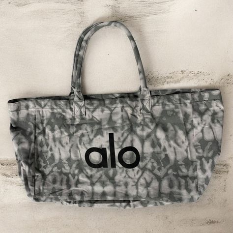 Alo yoga canvas tie dye tote bag Yoga Gym Bag, Plastic Handbag, Yoga Tote Bag, Wishlist Christmas, Yoga Tote, College Closet, Jacquemus Bag, Yoga Logo, Things I Wanna Buy