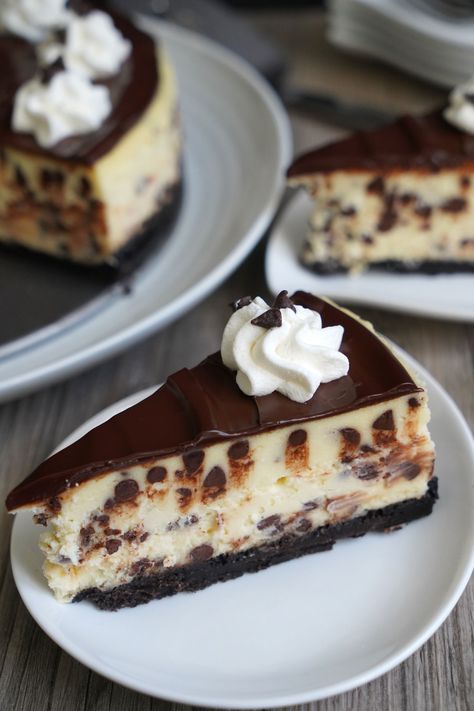 Love cheesecake and love chocolate? This smooth creamy chocolate chip cheesecake on a chocolate crust and topped with chocolate ganache is just for you! Cheesecake With Chocolate Topping, Chocolate Chip Cheesecake Cake, Chocolate Chip Cheesecake Recipes Easy, Chocolate Topping For Cheesecake, Cheesecake With Chocolate Ganache, Chocolate Ganache Cheesecake, Angel Food Cake Desserts, Coffee Cheesecake, Cheesecake Toppings