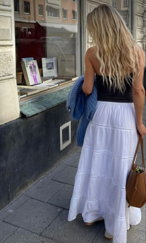 Rok Outfit, Skandinavian Fashion, European Summer Outfits, Rock Outfit, Europe Outfits, Italy Outfits, Stockholm Style, Long Maxi Skirts, Stockholm Fashion