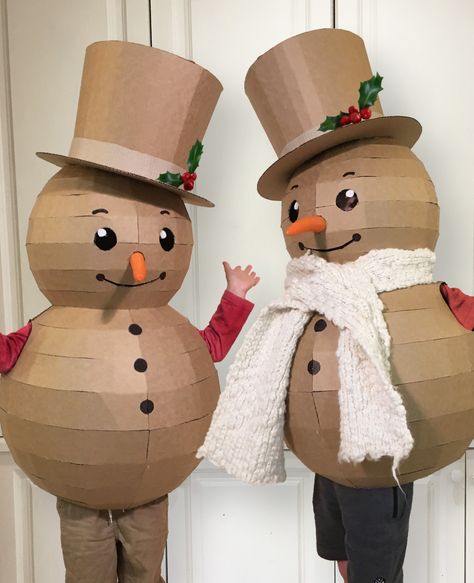 DIY CARDBOARD SNOWMAN COSTUME Snowman Fancy Dress, Cardboard Snowman, Diy Christmas Costumes, Christmas Costumes Diy, Snowman Outfit, Snowman Costume, Cardboard Costume, Make A Snowman, Costumes Diy