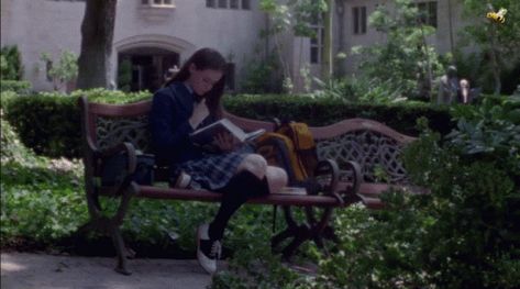 Lendo Rory GIF - Lendo Rory Gilmore - Discover & Share GIFs Rory Gilmore Books, List Challenges, Gilmore Girl, Alexis Bledel, Book Challenge, Stars Hollow, Reading A Book, Rory Gilmore, Blair Waldorf