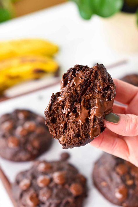 Chocolate Banana Cookies - The Conscious Plant Kitchen The Conscious Plant Kitchen, Healthy Chocolate Cookies, Chewy Chocolate Brownies, Banana Carrot Muffins, Easy Vegan Cookies, Banana Chocolate Chip Cookies, 3 Ingredient Cookies, Chocolate Brownie Cookies, Banana Oatmeal Cookies