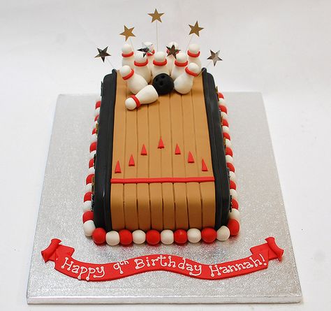 They forgot the dots before the arrows but it is still awesome lol Bowling Cake, Ten Pin Bowling, Bowling Birthday Party, Sport Cakes, Bowling Party, Bowling Alley, Childrens Birthday Cakes, Bowling Pins, Boy Birthday Cake