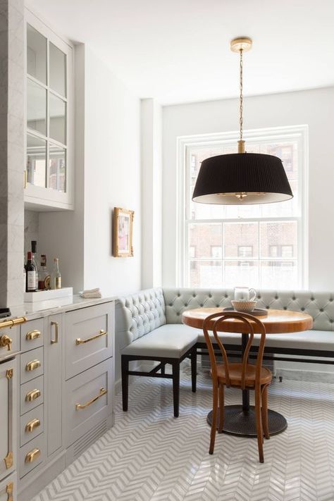 My top 10 favourite breakfast nooks.  From a small cosy corner to a large scale, family dining area - read further to see my top 10 favourite breakfast nooks. White Kitchen With Brass Hardware, Brass Kitchen Hardware, Gray And White Kitchen, Design Blogs, Banquette Seating, Gold Kitchen, Kitchen Nook, Small Homes, Classic Kitchens