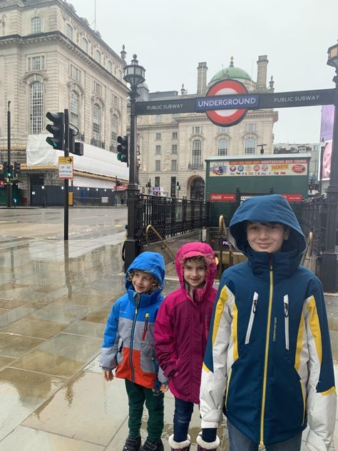 9-Day Paris and London Itinerary with Kids - Families Love Travel Paris And London, London With Kids, London Kids, Paris Family, London Itinerary, London Family, Paris Itinerary, Sightseeing Bus, School Vacation