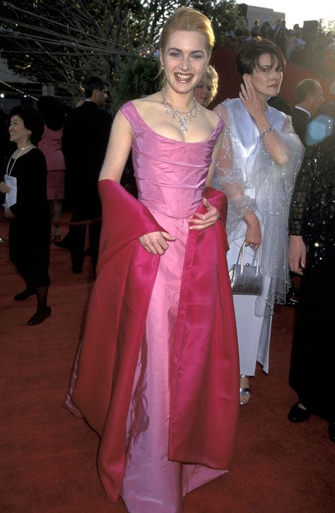 You’ll always remember Kate Winslet’s pretty-in-pink look in 1996. But she was too skinny! Pink Dress Styling, Dresses From The 90s, London Fashion School, Oscars Dresses, Elena Anaya, Best Oscar Dresses, Dresses 90s, Oscar Fashion, Girls Support Girls