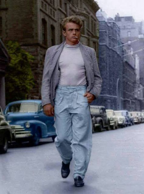 James Dean the Giant walking down a NYC street Marlon Brando James Dean, James Dean Pictures, James Dean Style, Jim Stark, James Dean Photos, 90s Actors, Jean Seberg, Jimmy Dean, Anthony Quinn