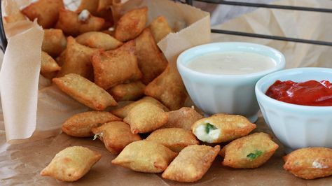 Resident fry-king, Stacey Little, tests out a new way to cook the classic party-time snack. Fried Pizza Rolls, Deep Fried Pizza, Totinos Pizza Rolls, Fried Pizza, Deep Fried Recipes, Deep Fried Appetizers, Side Items, Pizza Fries, Deep Fry