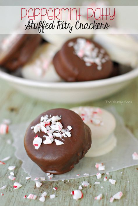 Peppermint Patty Stuffed Ritz Crackers: Sandwich a peppermint patty between two Ritz crackers and dip it in chocolate! Sriracha Bacon, Peppermint Desserts, Peppermint Patty Recipe, Homemade Peppermint Patties, Peanut Butter Dip, Gunny Sack, Crackers Recipe, Peppermint Chocolate, Bacon Chicken