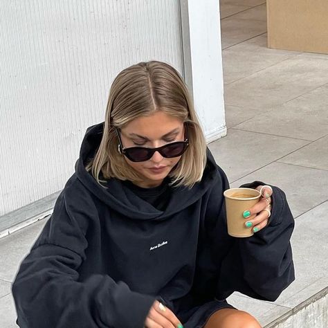 laura wittek on Instagram: "Keine Panik, hatte ne Shorts drunter 🐒 #copenhagenfashionweek#whenincopenhagen#acnestudiosweater#weekendoutfitinspiration" Short Blonde Outfits, Short Hair Blonde Aesthetic, Blonde Bob Aesthetic, Outfits With Short Hair, Short Hair Outfit Ideas, Blonde Outfit Ideas, Short Blonde Hair Bobs, Short Blonde Balayage, Short Bob Blonde