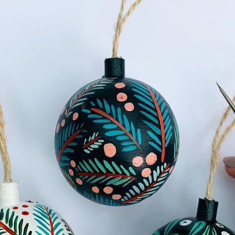 Amber Davenport on Instagram: "Finally had the time to paint these last minute gifts today! Wish I’d bought more of these plain baubles because I could paint them forever 🎄Which is your favourite? Think mines the mistletoe 🍃 Anyway, hope you all have a wonderful festive Christmas🎄🎁" Easy Bauble Painting Ideas, Diy Painted Christmas Balls, Hand Painted Ceramic Baubles, Painted Baubles Diy, Wooden Ornament Painting, Hand Painted Christmas Baubles, Christmas Balls Painting, Painted Baubles Christmas, Bauble Painting Ideas