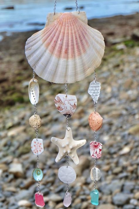 ♥ SHELL-E-BRATE LOVE collection ♥ Shell-e-brate the good beach times!

★ Sunset Melody Suncatcher ★

Listen to the music of waves and let this one-of-a-kind suncatcher take you through the journey of the forgotten treasures. This suncatcher features a beautiful St. James scallop seashell, an Australian starfish, seashells, extremely rare sea glass, beach rocks, and colorful pieces of pottery found on the beach by me in Ankaran, Slovenia at low tide. Seashell Garden, Seashell Windchime, Harley Baby, Beach Crafts Diy, Scallop Seashell, Wind Chimes Homemade, Diy Beach Decor, Wind Chimes Craft, Driftwood Art Diy