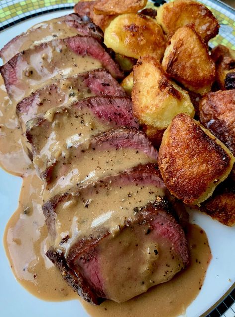 Peppercorn Cream Sauce, Seared Filet Mignon, Meat And Potatoes, Beef Tenderloin, Idee Pasto Sano, Beef Dinner, Beef Dishes, Steak Recipes, Cream Sauce