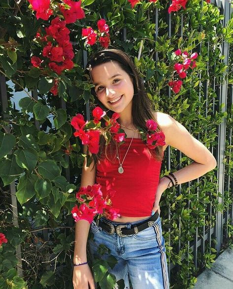 Roses are red....Annie is perfect Annie Leblanc 2017, Jules Leblanc Instagram, 2017 Outfits, Annie Leblanc, Outing Outfit, Jules Leblanc, Family Photoshoot Outfits, Fall Family Pictures, Pink One Piece