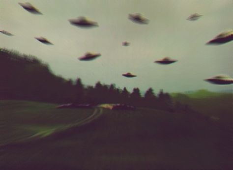 Misteriosos casos de personas que murieron después de interactuar con ovnis Vintage Planets, Cryptidcore Aesthetic, Cryptid Core, Aliens Exist, Alien Aesthetic, Flying Saucers, I Want To Believe, Aliens And Ufos, Alien Art